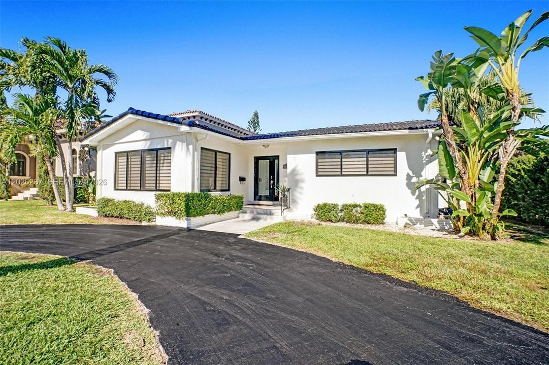 For Sale: $999,000 (4 beds, 2 baths, 1947 Square Feet)