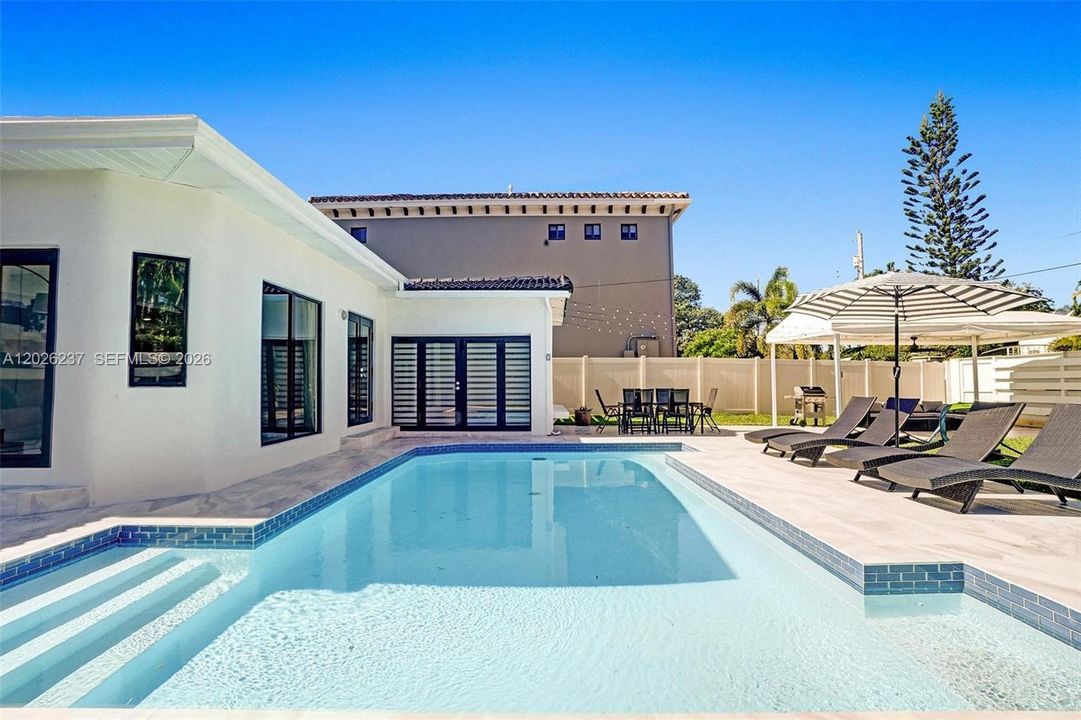 For Sale: $999,000 (4 beds, 2 baths, 1947 Square Feet)