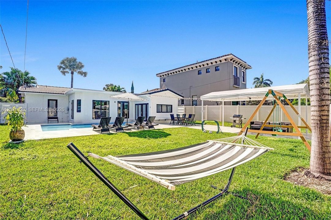For Sale: $999,000 (4 beds, 2 baths, 1947 Square Feet)