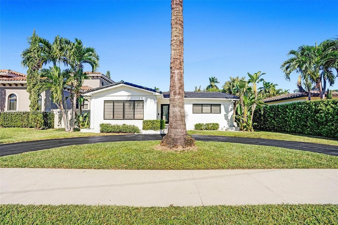 For Sale: $999,000 (4 beds, 2 baths, 1947 Square Feet)