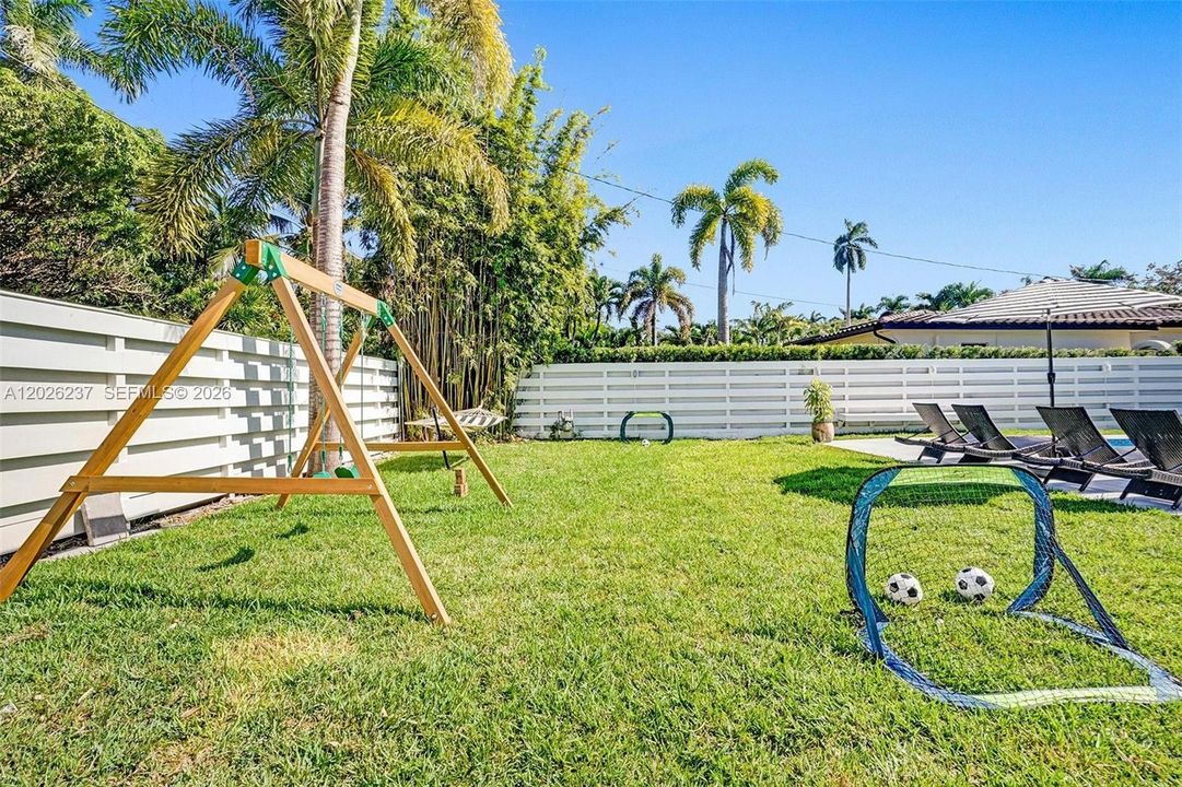 For Sale: $999,000 (4 beds, 2 baths, 1947 Square Feet)