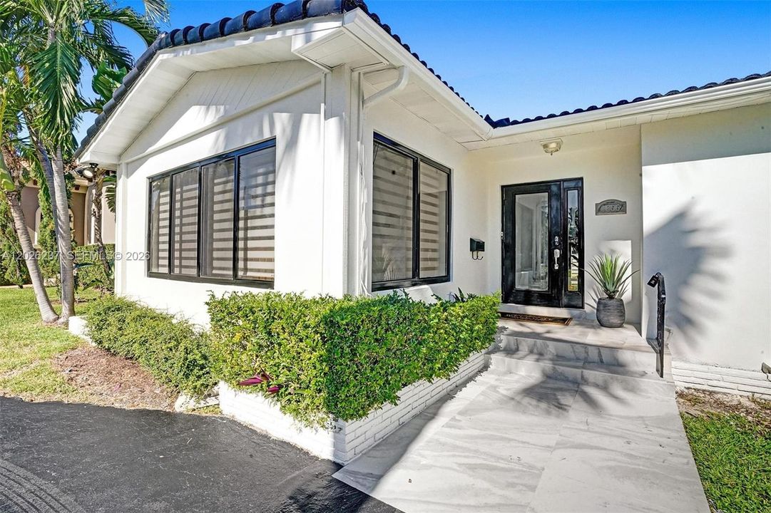 For Sale: $999,000 (4 beds, 2 baths, 1947 Square Feet)