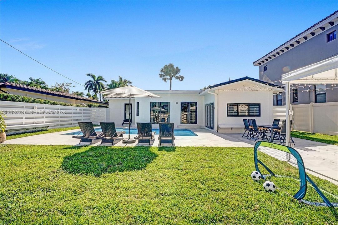 For Sale: $999,000 (4 beds, 2 baths, 1947 Square Feet)