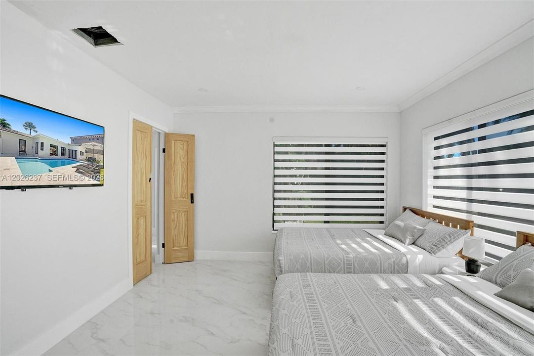 For Sale: $999,000 (4 beds, 2 baths, 1947 Square Feet)