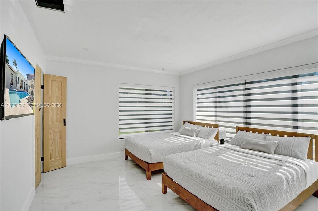 For Sale: $999,000 (4 beds, 2 baths, 1947 Square Feet)