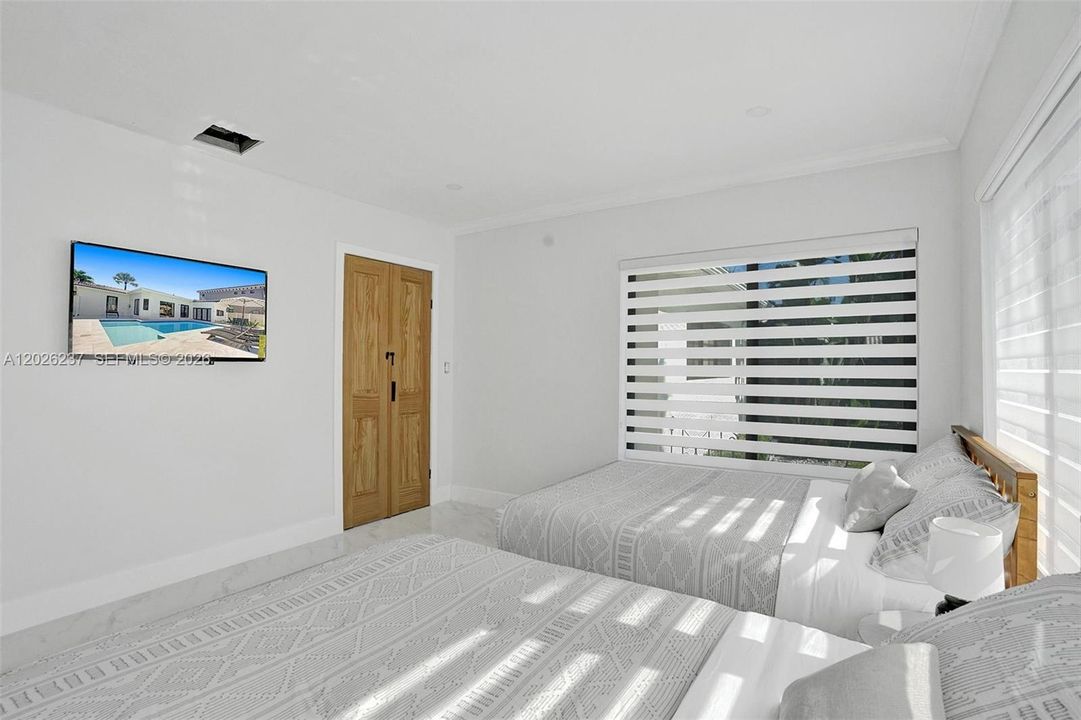 For Sale: $999,000 (4 beds, 2 baths, 1947 Square Feet)