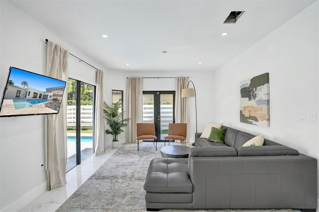 For Sale: $999,000 (4 beds, 2 baths, 1947 Square Feet)