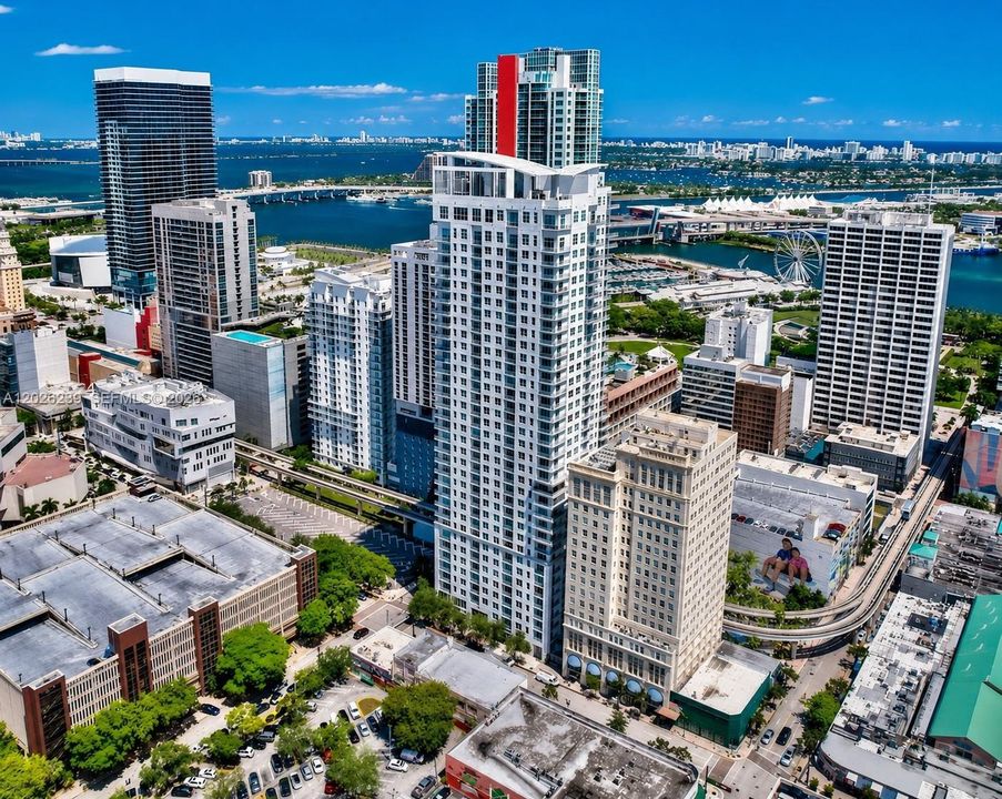 For Rent: $2,300 (1 beds, 1 baths, 651 Square Feet)