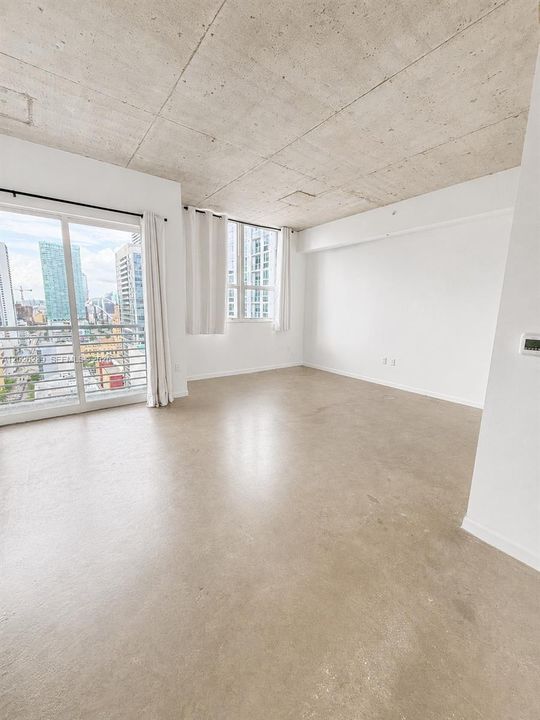 For Rent: $2,300 (1 beds, 1 baths, 651 Square Feet)
