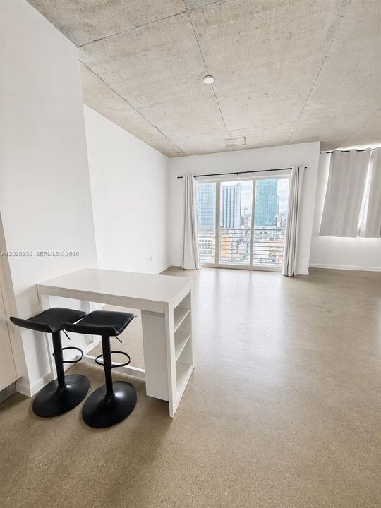 For Rent: $2,300 (1 beds, 1 baths, 651 Square Feet)