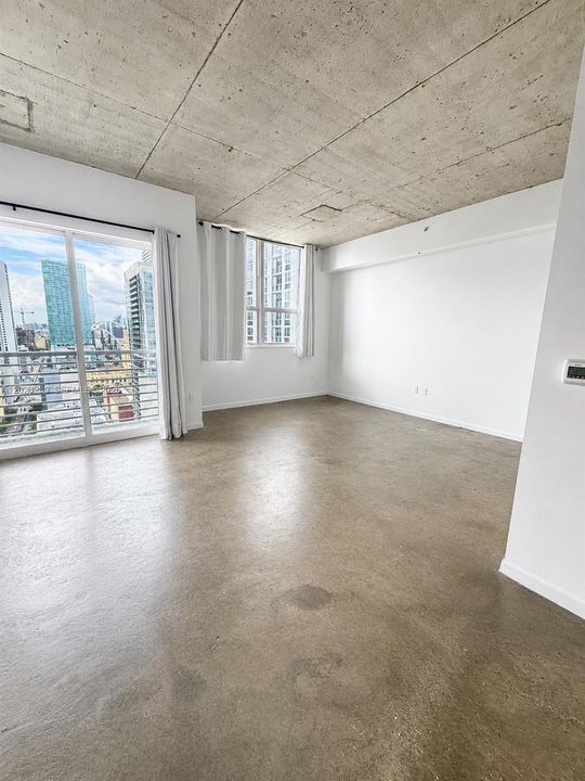 For Rent: $2,300 (1 beds, 1 baths, 651 Square Feet)