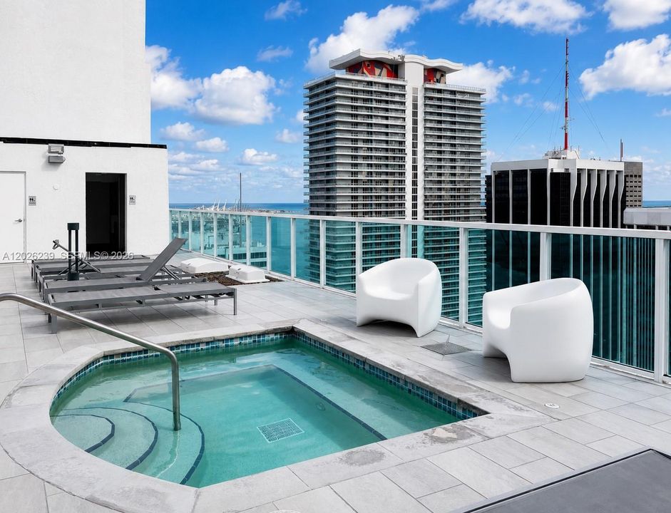 For Rent: $2,300 (1 beds, 1 baths, 651 Square Feet)