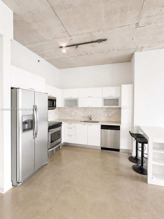 For Rent: $2,300 (1 beds, 1 baths, 651 Square Feet)