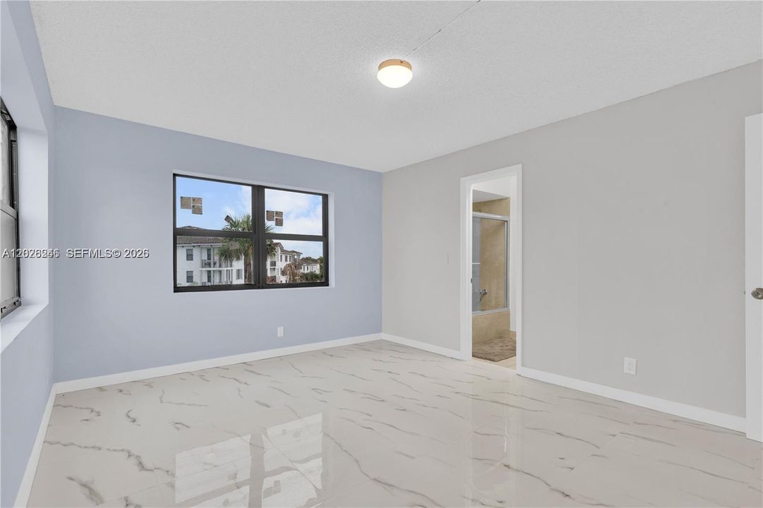 For Sale: $199,000 (2 beds, 2 baths, 900 Square Feet)
