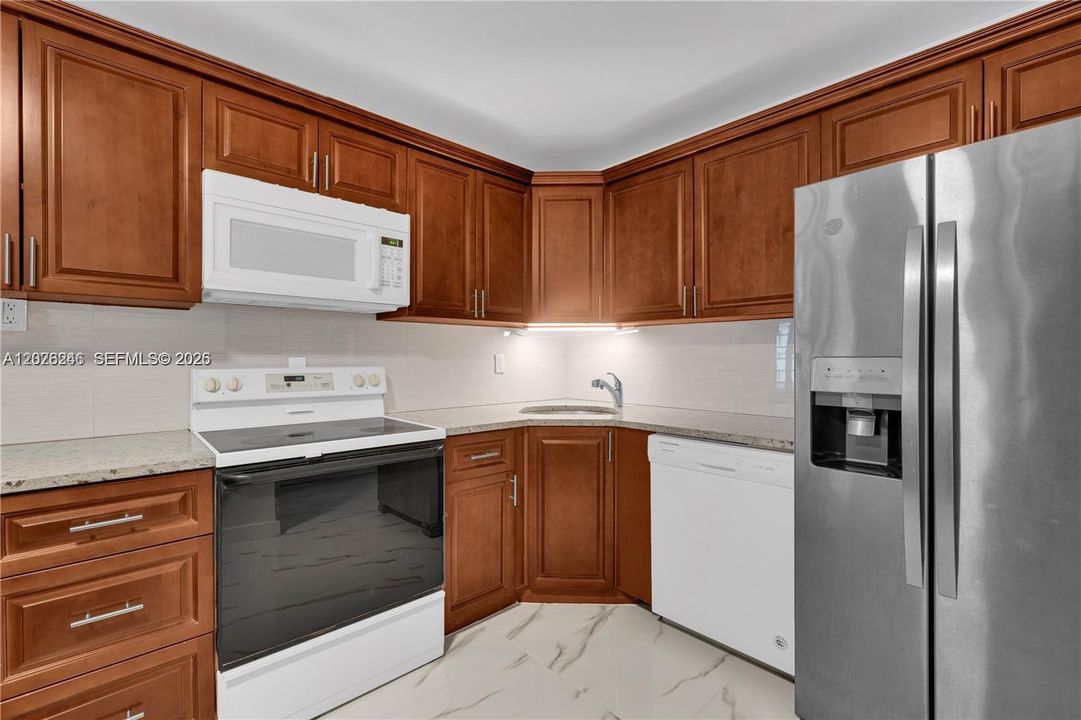 For Sale: $199,000 (2 beds, 2 baths, 900 Square Feet)