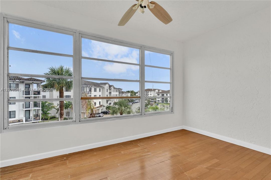 For Sale: $199,000 (2 beds, 2 baths, 900 Square Feet)