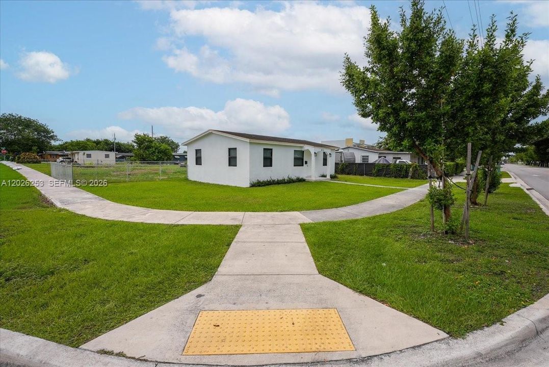 For Sale: $420,000 (3 beds, 1 baths, 900 Square Feet)