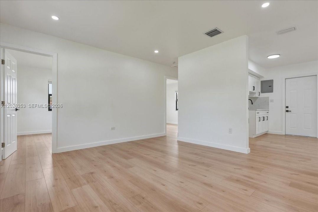 For Sale: $420,000 (3 beds, 1 baths, 900 Square Feet)