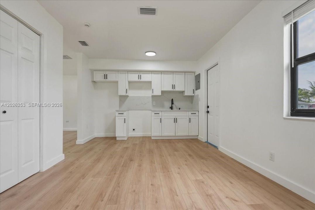 For Sale: $420,000 (3 beds, 1 baths, 900 Square Feet)