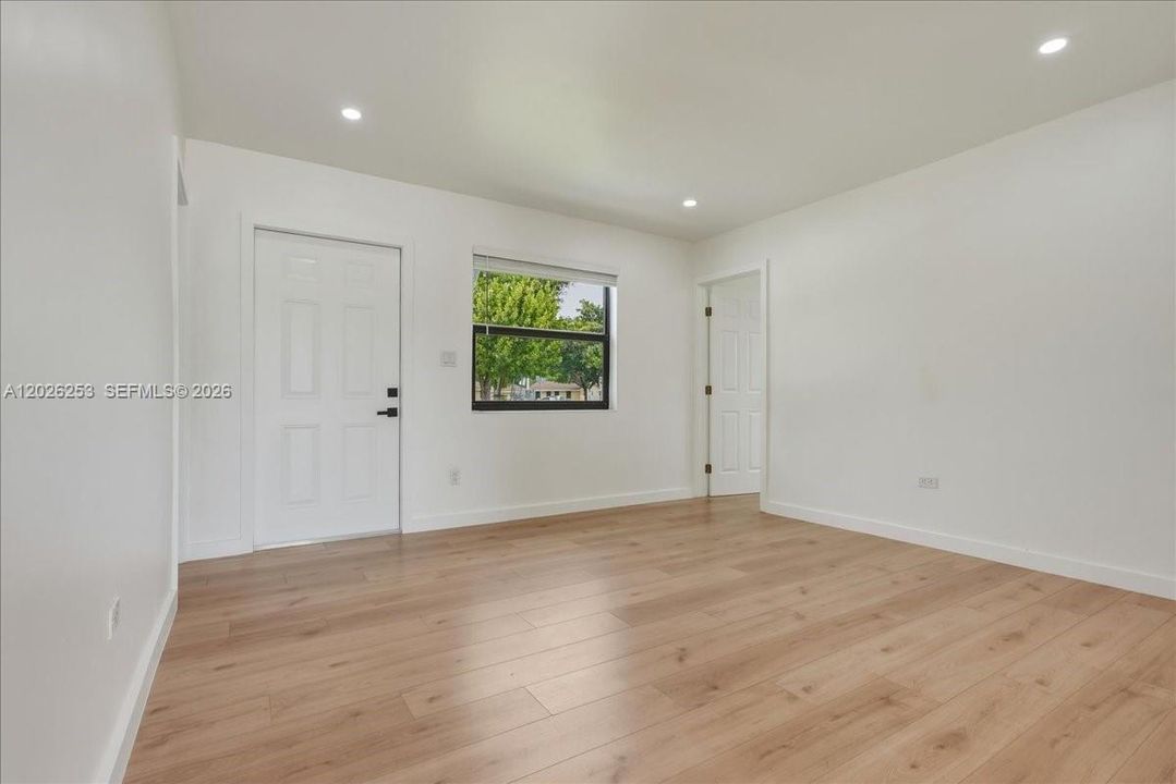 For Sale: $420,000 (3 beds, 1 baths, 900 Square Feet)