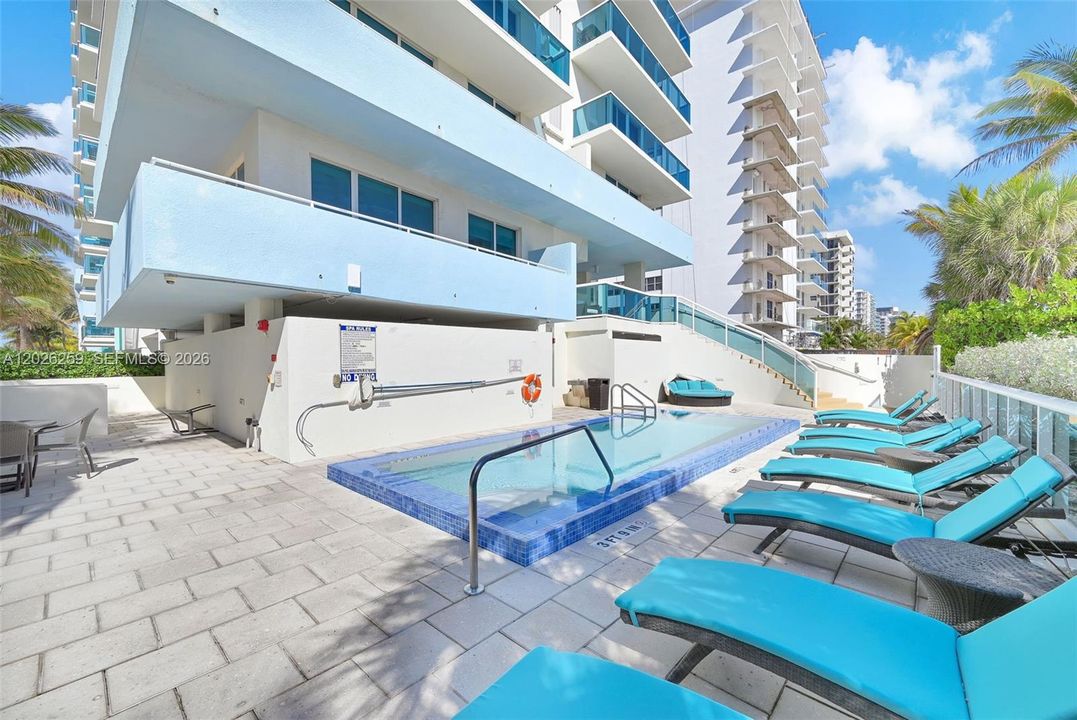 For Sale: $795,000 (2 beds, 2 baths, 1002 Square Feet)