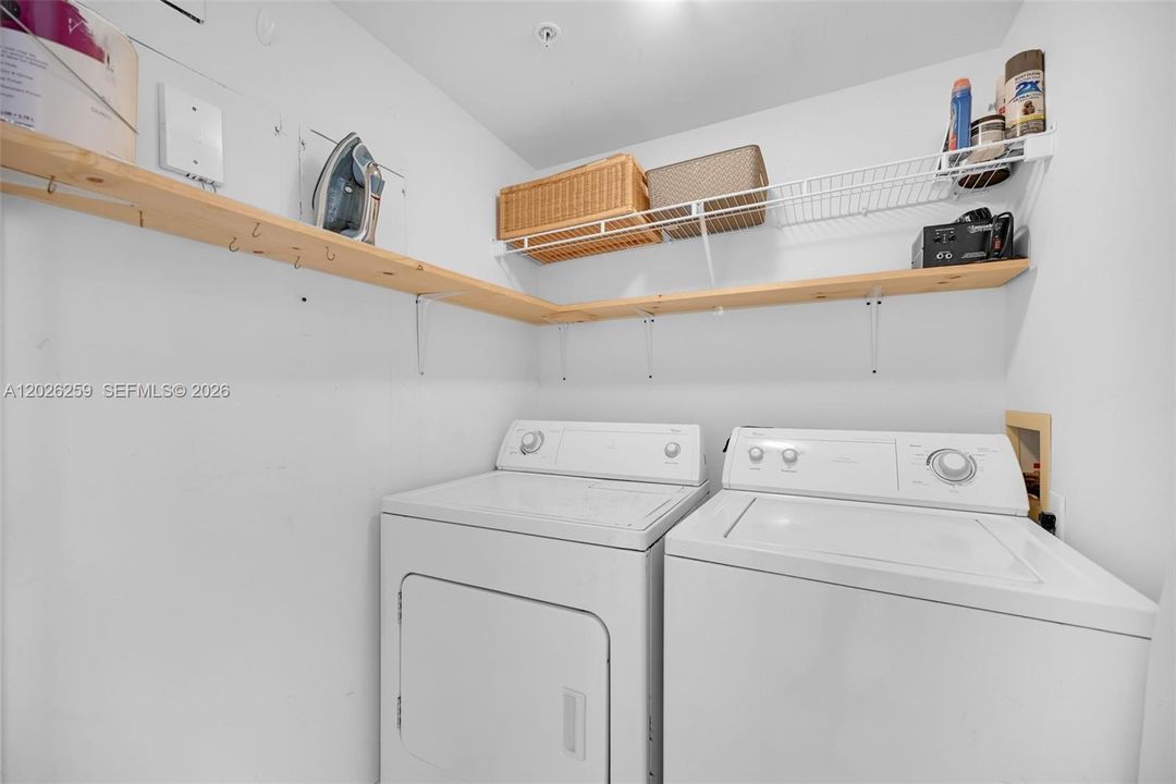 For Sale: $795,000 (2 beds, 2 baths, 1002 Square Feet)