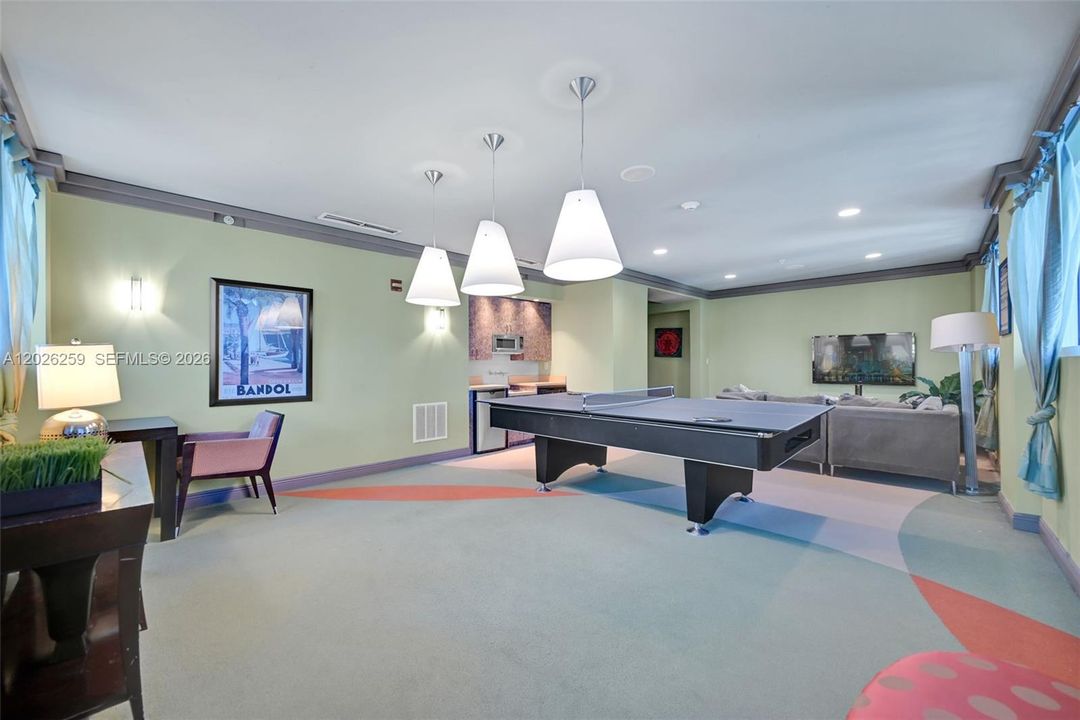 For Sale: $795,000 (2 beds, 2 baths, 1002 Square Feet)
