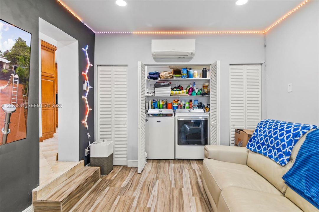For Sale: $800,000 (3 beds, 2 baths, 1606 Square Feet)