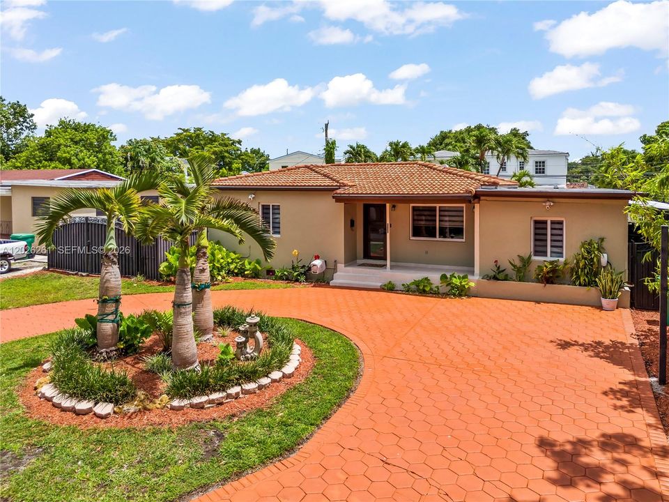 For Sale: $800,000 (3 beds, 2 baths, 1606 Square Feet)