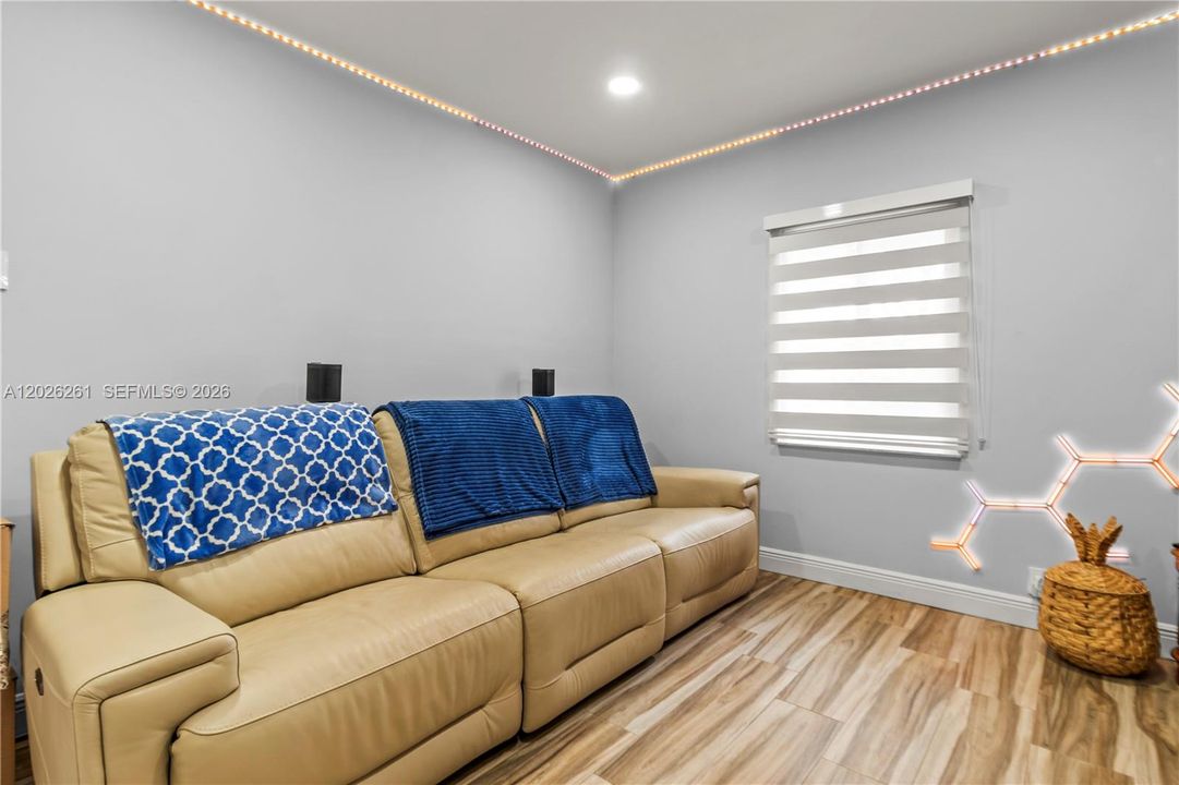 For Sale: $800,000 (3 beds, 2 baths, 1606 Square Feet)