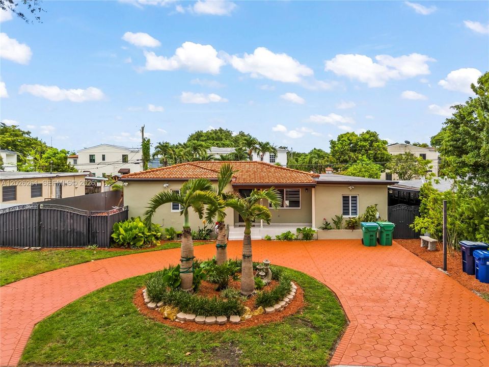 For Sale: $800,000 (3 beds, 2 baths, 1606 Square Feet)