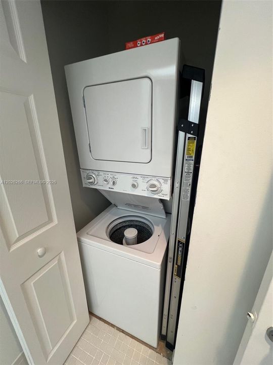 For Sale: $180,000 (1 beds, 1 baths, 1045 Square Feet)