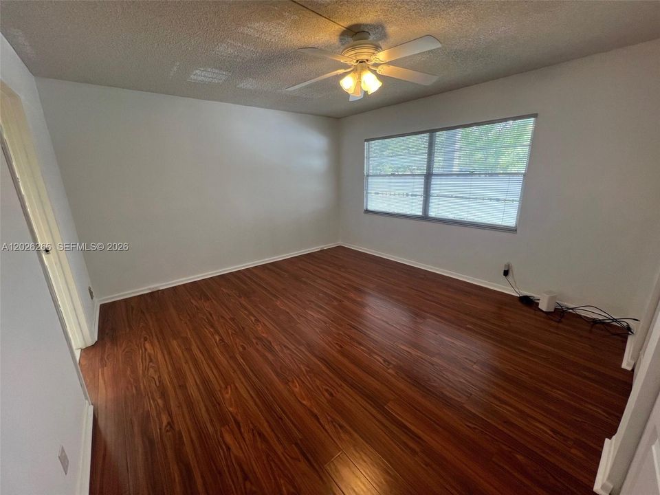 For Sale: $180,000 (1 beds, 1 baths, 1045 Square Feet)