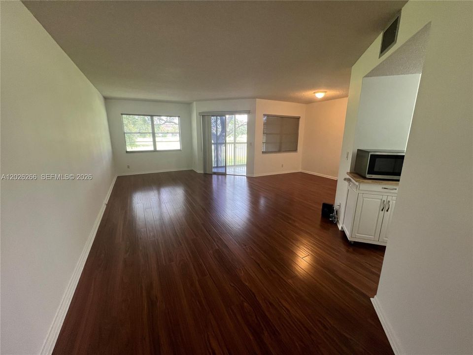 For Sale: $180,000 (1 beds, 1 baths, 1045 Square Feet)