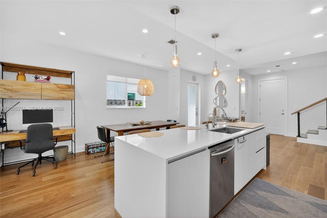 Active With Contract: $795,000 (3 beds, 3 baths, 1980 Square Feet)