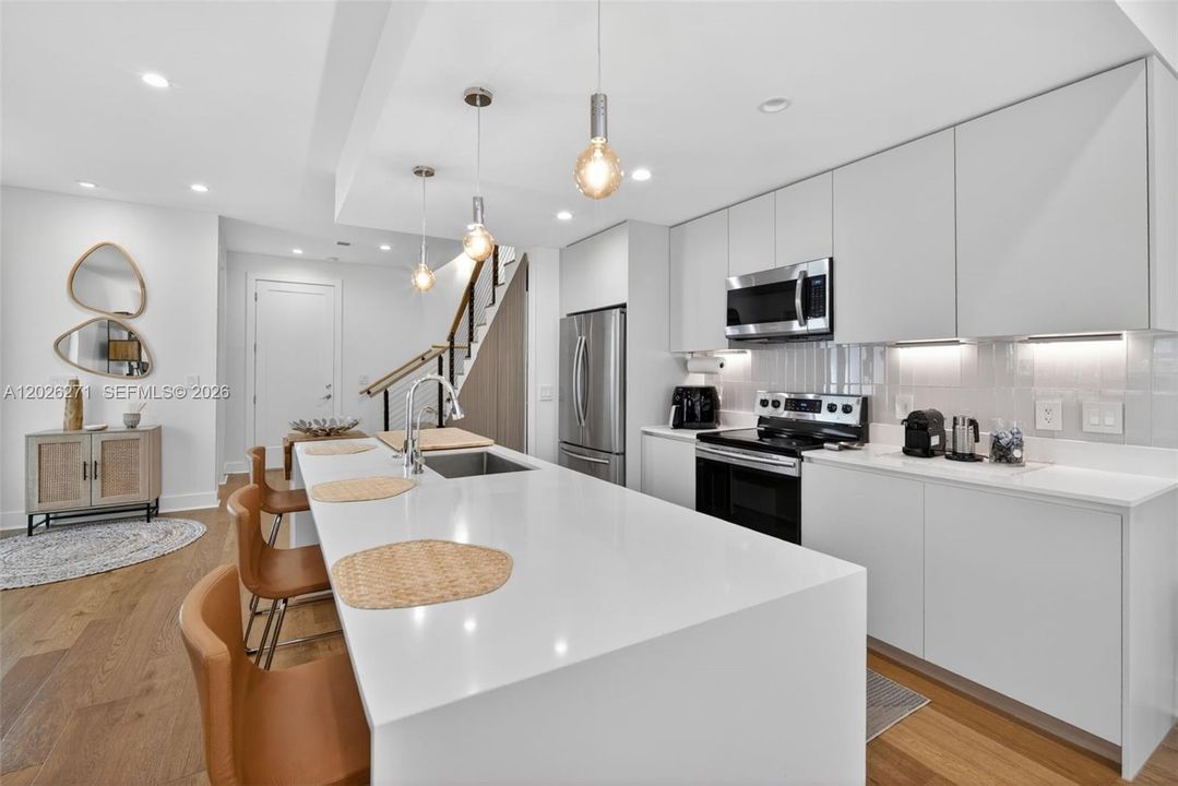 Active With Contract: $795,000 (3 beds, 3 baths, 1980 Square Feet)