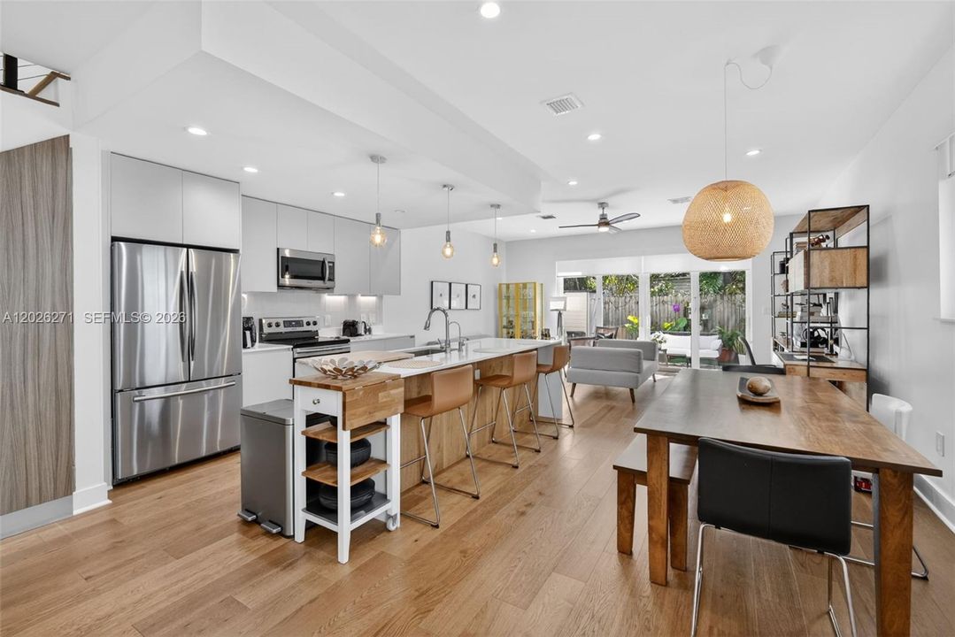 Active With Contract: $795,000 (3 beds, 3 baths, 1980 Square Feet)