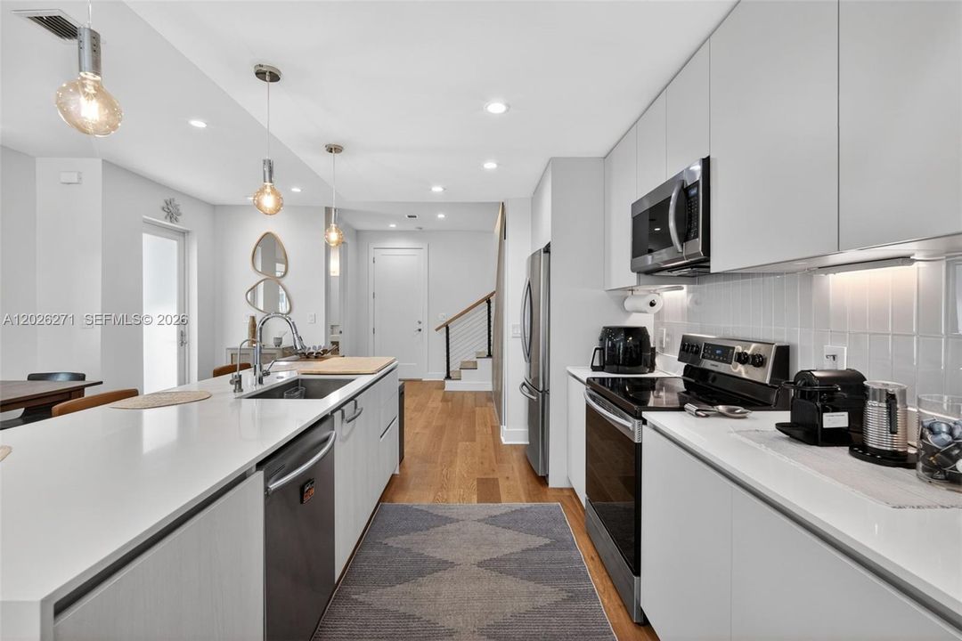 Active With Contract: $795,000 (3 beds, 3 baths, 1980 Square Feet)