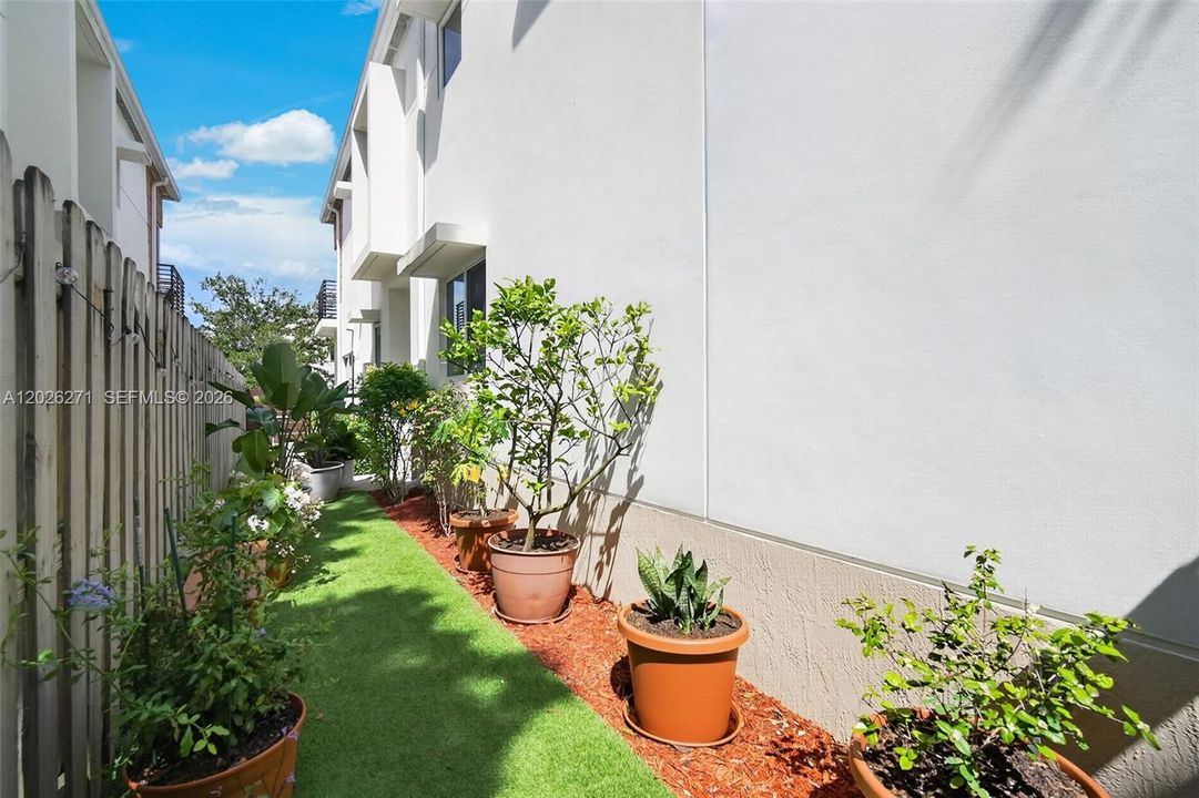 Active With Contract: $795,000 (3 beds, 3 baths, 1980 Square Feet)
