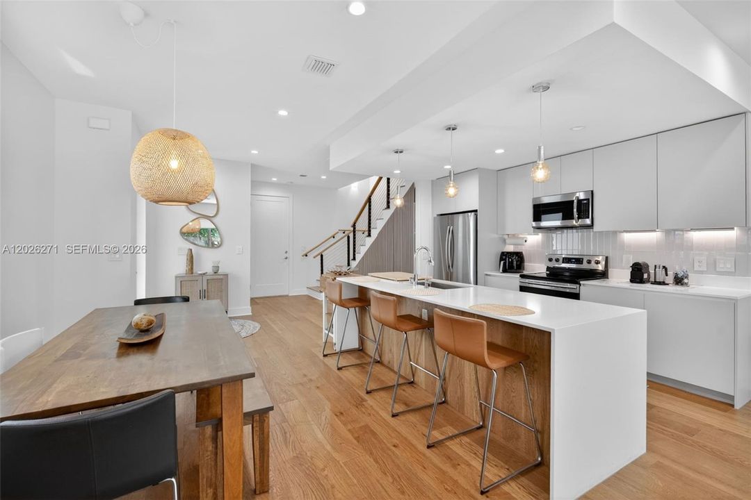 Active With Contract: $795,000 (3 beds, 3 baths, 1980 Square Feet)