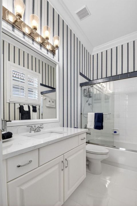 ensuite full bath alt view