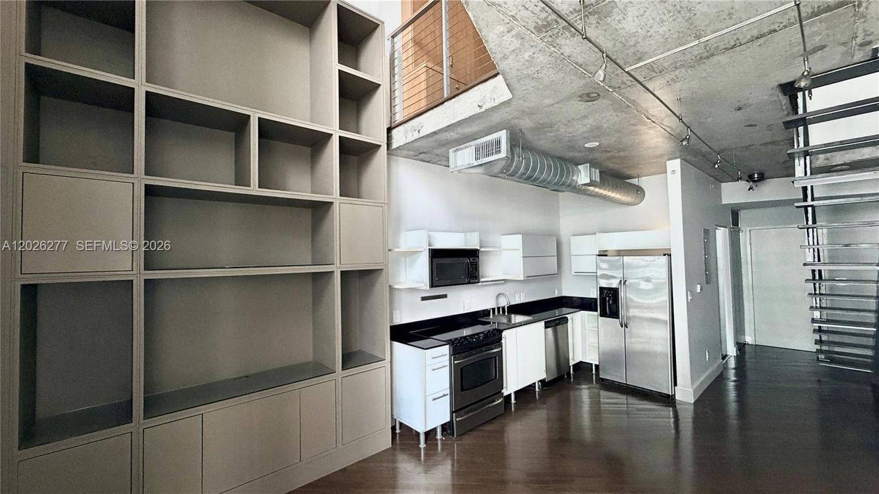 For Sale: $398,500 (1 beds, 1 baths, 795 Square Feet)