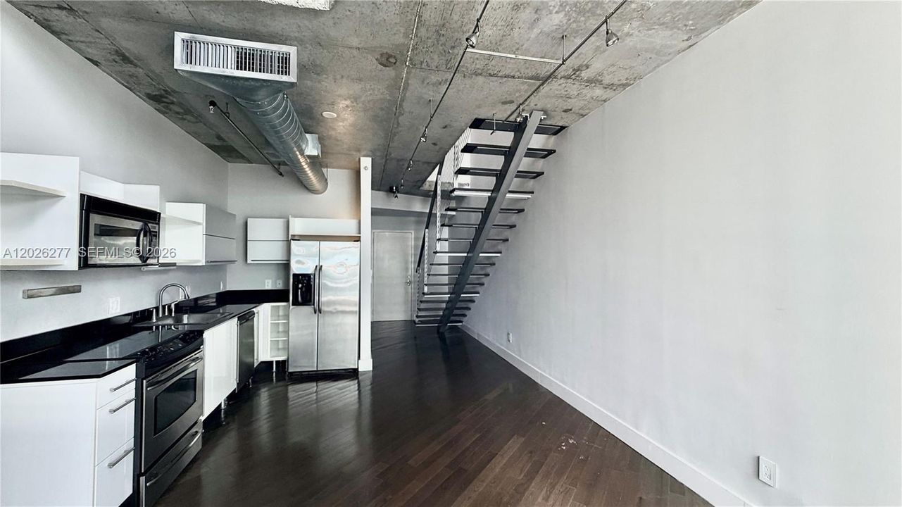 For Sale: $398,500 (1 beds, 1 baths, 795 Square Feet)