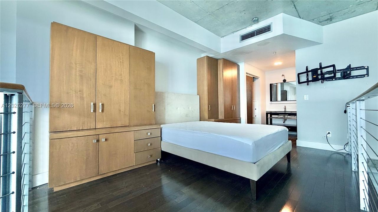 For Sale: $398,500 (1 beds, 1 baths, 795 Square Feet)