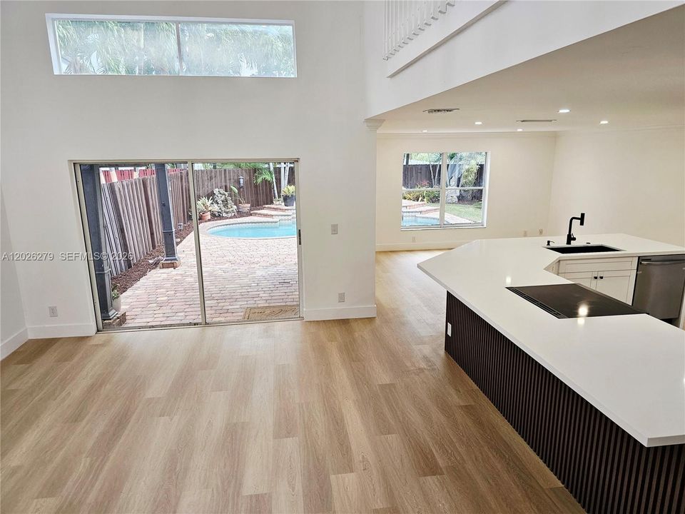 Activo con contrato: $775,000 (4 camas, 2 baños, 2347 Pies cuadrados)