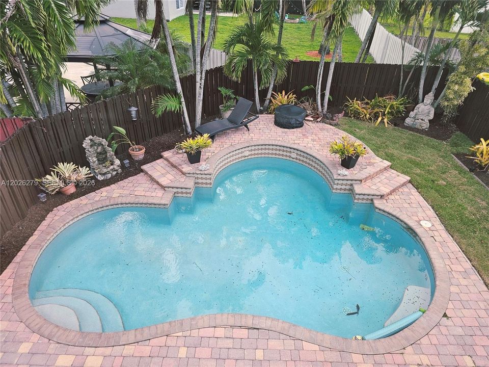 Activo con contrato: $775,000 (4 camas, 2 baños, 2347 Pies cuadrados)