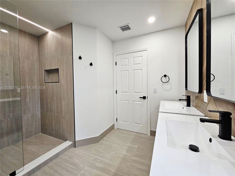 Activo con contrato: $775,000 (4 camas, 2 baños, 2347 Pies cuadrados)