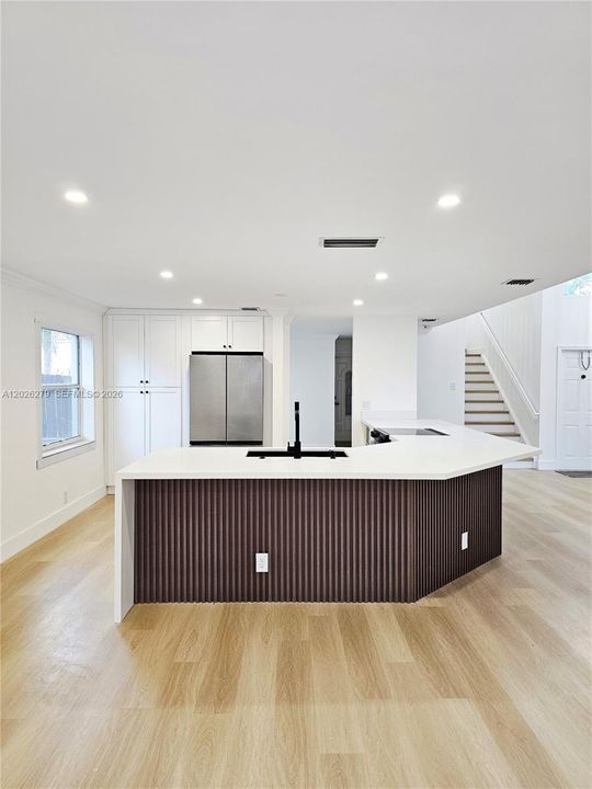 Activo con contrato: $775,000 (4 camas, 2 baños, 2347 Pies cuadrados)