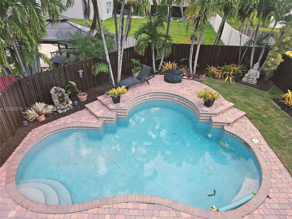 Activo con contrato: $775,000 (4 camas, 2 baños, 2347 Pies cuadrados)