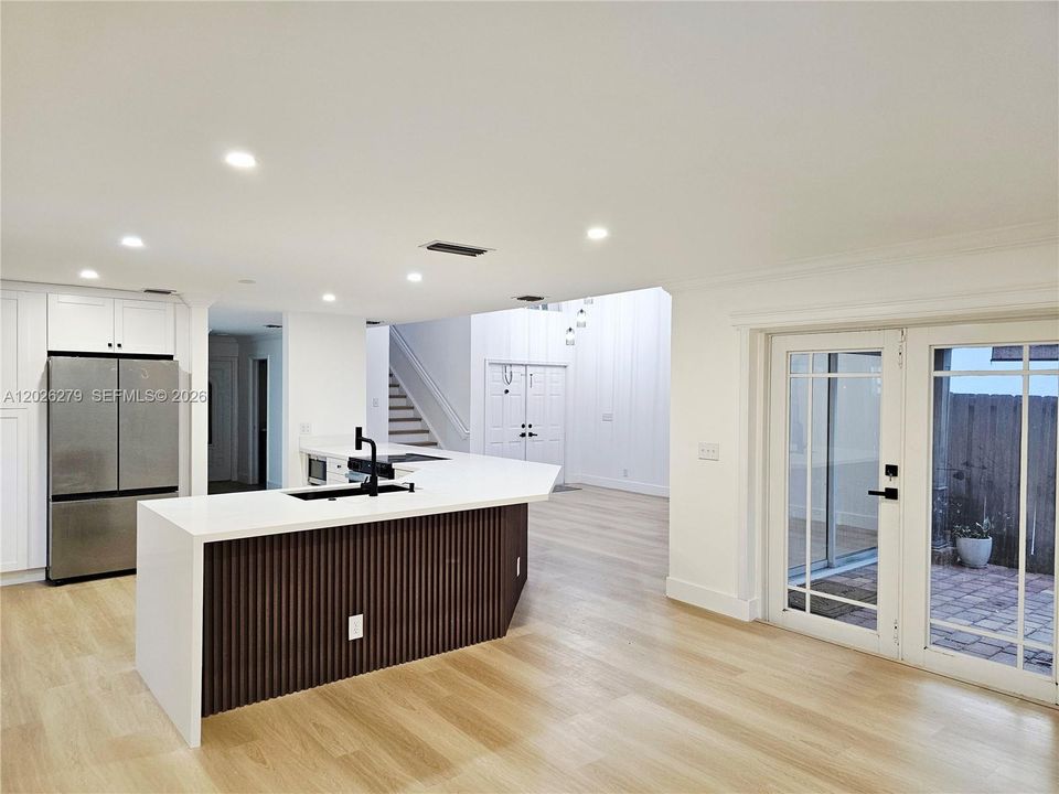 Activo con contrato: $775,000 (4 camas, 2 baños, 2347 Pies cuadrados)